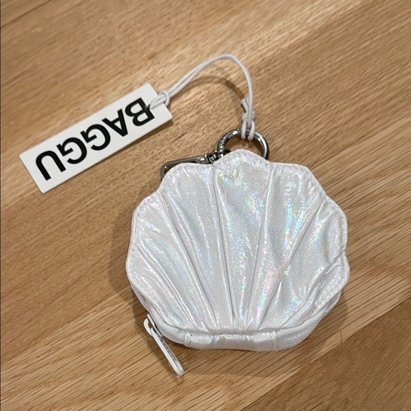 BAGGU Handbags - Baggu shell charm pearl NWT